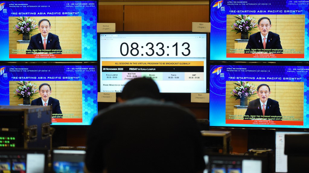 Thủ tướng Nhật Bản Yoshihide Suga phát biểu trực tuyến ngày 20/11 - Ảnh: Reuters