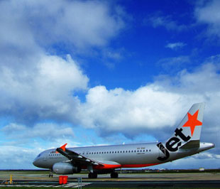 Hiện Jetstar Pacific đang khai thác với tần suất 11 chuyến bay khứ hồi mỗi ngày giữa Tp.HCM và Hà Nội, 4 chuyến khứ hồi mỗi ngày giữa Tp.HCM và Đà Nẵng, 2 chuyến khứ hồi mỗi ngày giữa Hà Nội và Đà Nẵng.