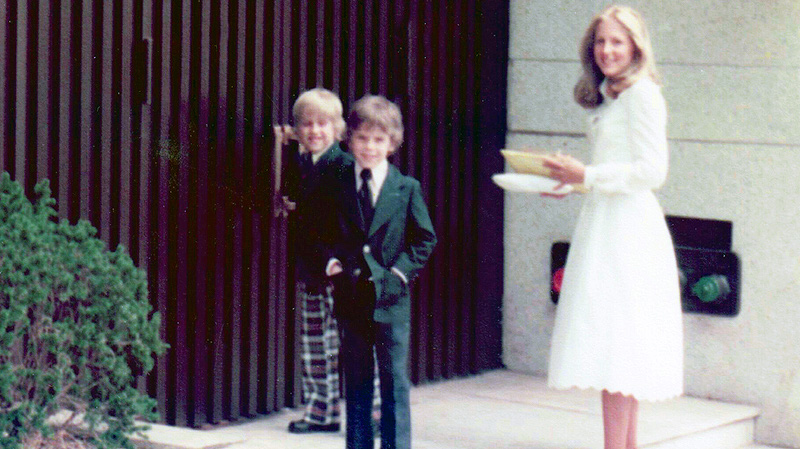 Năm 1977, ông Biden tái hôn với Jill Jacobs, một giáo viên dạy tiếng Anh sau khi được các con trai Beau và Hunter khuyên nên cầu hôn bà. Sau đó, bà Jill Jacobs bỏ việc để trở thành một bà mẹ toàn thời gian. Năm 1980, gia đình Biden đón thành viên mới - bé gái Ashley Blazer Biden. Bà Jill Jacobs sau đó lấy bằng tiến sĩ giáo dục và trở lại giảng dạy với tư cách là giáo sư tiếng Anh tại một trường cao đẳng cộng đồng ở bang Virginia - Ảnh: Joebiden.