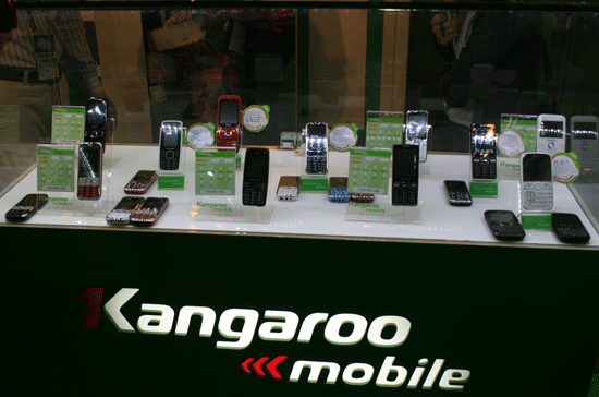 9 model điện thoại của Kangaroo tại Triển lãm Quốc tế Điện tử tiêu dùng và Tin học Viễn thông (VCE 2011) - Ảnh: M.Chung.