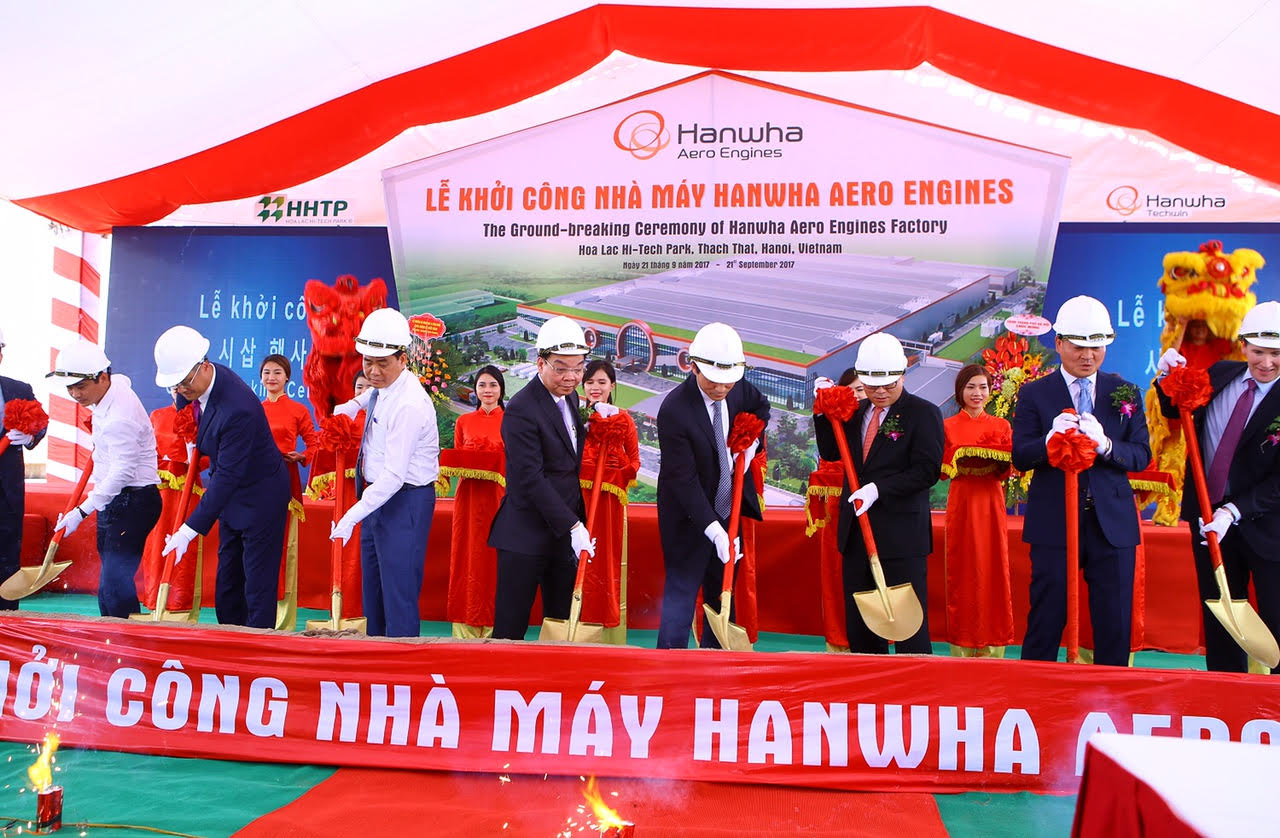 Lãnh đạo các bộ ngành, Hà Nội và chủ đầu tư làm lễ khởi công dự án, ngày 21/9.<br>