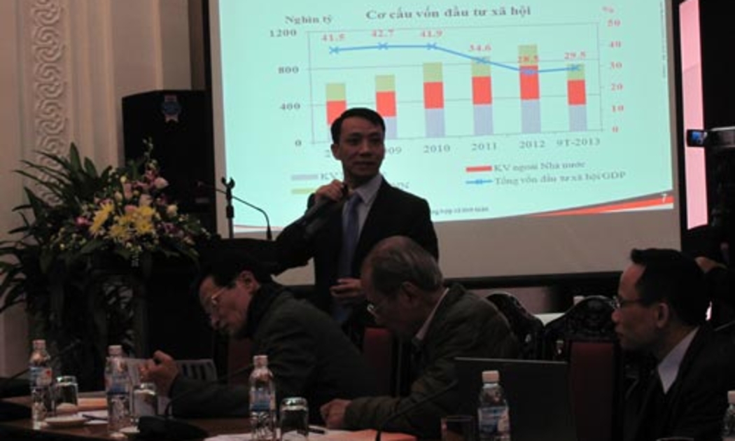 TS. Trịnh Quang Anh trình bày tham luận tại hội thảo về phối hợp chính sách tài khóa và chính sách tiền tệ trong điều hành kinh tế vĩ mô, giai đoạn 2014-2015 - Ảnh: P. Thảo.