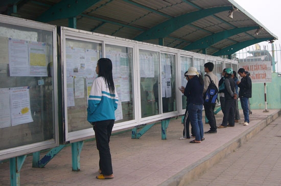 Không nhiều người lao động "mặn mà" trước những thông báo tuyển dụng.