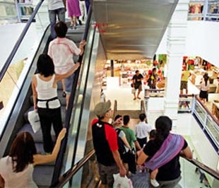 Những biện pháp kích cầu mua sắm tiêu dùng bằng phương thức giảm giá mạnh trên giá trị mặt hàng thu hút được người tiêu dùng Tp.HCM mua sắm mạnh tại các siêu thị và trung tâm mua sắm trong dịp lễ 30/4 và 1/5.2009 - Ảnh: Lê Quang Nhật