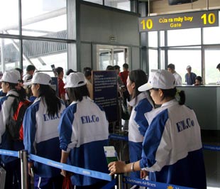 Người lao động nên tìm hiểu thật kỹ thông tin trước khi đăng ký đi làm việc  ở nước ngoài - Ảnh: Việt Tuấn.