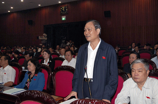 Bộ trưởng Bộ Nội vụ Nguyễn Thái Bình nói về định hướng cải cách tiền lương tại nghị trường - Ảnh: CTV
