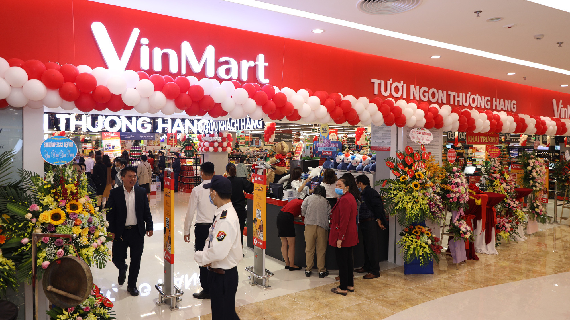 VinMart Ocean Park với tổng diện tích hơn 3.000 m2 tại tầng 2 của trung tâm thương mại Vincom Mega Mall Ocean Park.