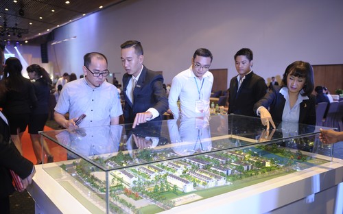 Sự kiện mở bán biệt thự, nhà phố ven sông Jamona Goldn Silk hôm 28/8 tại
 GEM Center Tp.HCM do Sacomreal tổ chức đã thu hút khoảng 200 khách hàng
 tham dự. 