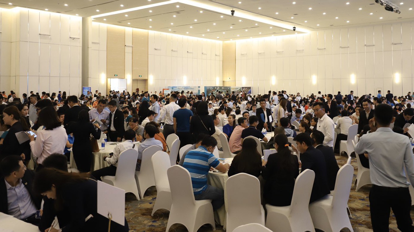 Đông đảo khách hàng tham dự đợt ra mắt đầu tiên và 100% sản phẩm công bố đã được chọn căn thành công .