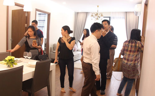 Khách hàng đến thăm quan căn hộ mẫu Eco - Green.