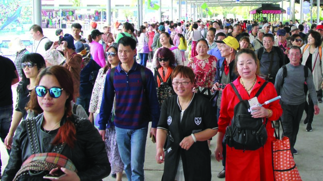 Khách Trung Quốc ồ ạt sang Quảng Ninh thời gian gần đây - Ảnh: Tuổi Trẻ.