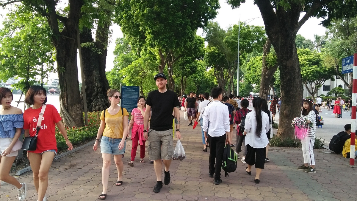 Khách du lịch tại Phố đi bộ Hà Nội. Ảnh - Dương Nhật. 