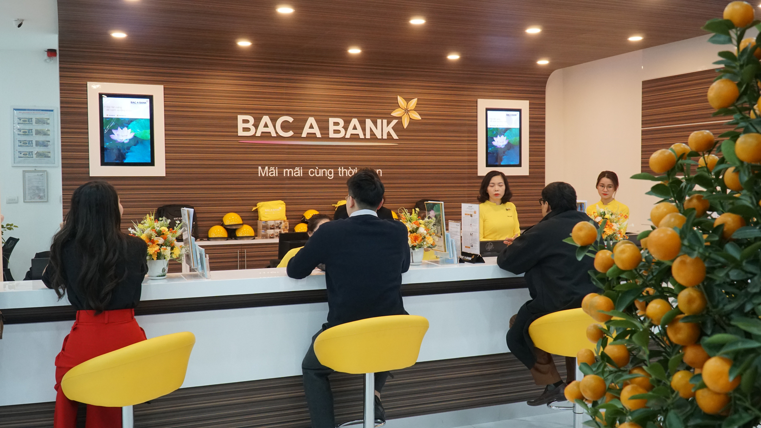 Khách hàng giao dịch tại BAC A BANK chi nhánh Nam Định.