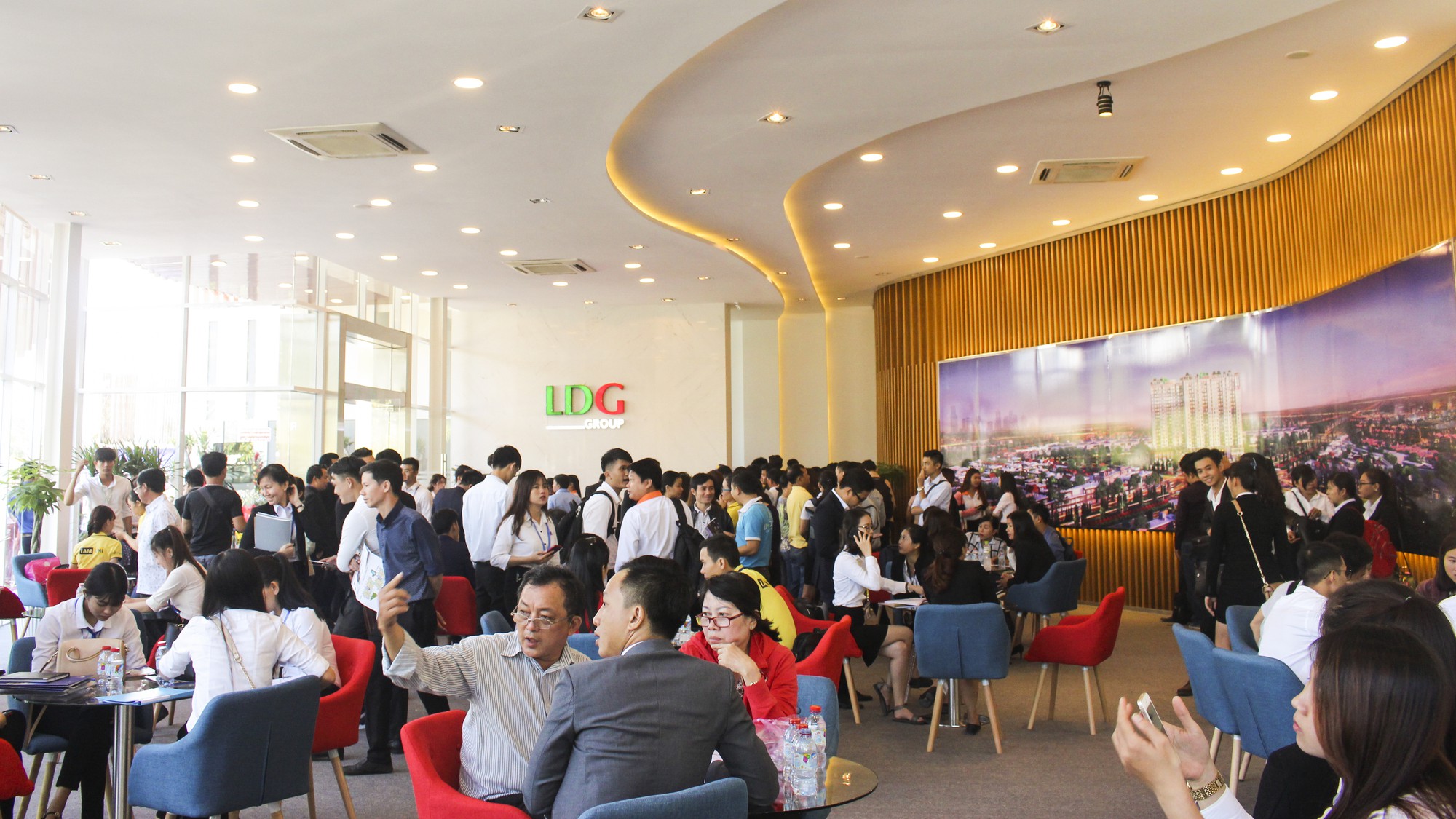 Khách hàng tham quan và tìm hiểu dự án Khu căn hộ thông minh High Intela do LDG Group đầu tư ở mặt tiền đại lộ Võ Văn Kiệt.
