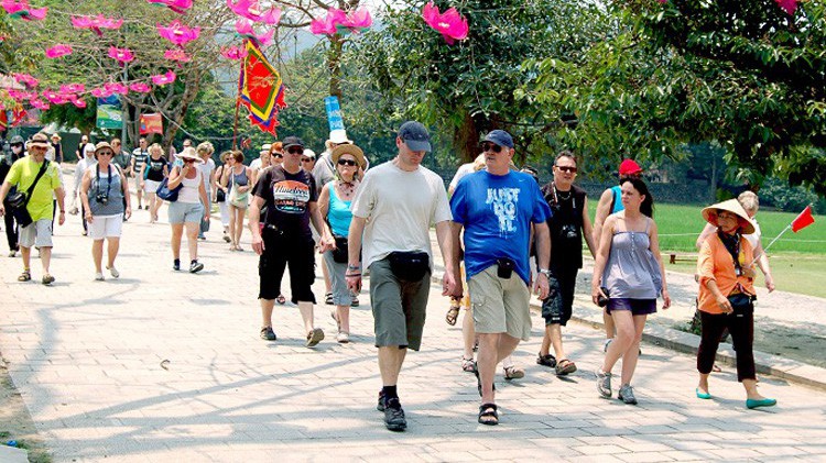 Một số quốc gia và vùng lãnh thổ có số khách đến nước ta giảm như Campuchia giảm 12,2%; Lào giảm 22%...