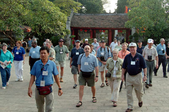 Trung bình một du khách nước ngoài chi tiêu khoảng 80 USD/ngày tại Việt Nam.