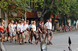 Năm 2010, ngành du lịch Việt Nam đặt mục tiêu đón từ 4,2-4,5 triệu lượt khách quốc tế.