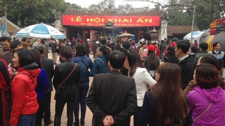 Ngày 26/2, vào khoảng 10 giờ sáng có 7 người là lãnh đạo và công chức Kho bạc Nam Định đi lễ tại Đền Trần, phường Lộc Vượng, thành phố Nam Định...

