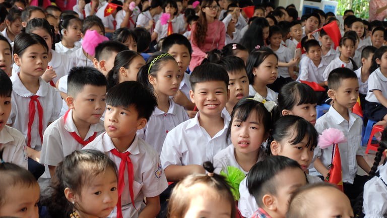 Học sinh Hà Nội dự lễ khai giảng năm học mới sáng 5/9. Ảnh - Thu Anh. 