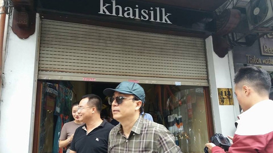 Cửa hàng đã đóng cửa để phục vụ việc kiểm tra. Đoàn kiểm tra đã lập biên bản, thu giữ 52 mẫu sản phẩm khác nhau gồm: khăn, quần áo, caravat…với tổng trị giá trên 30 triệu đồng. 