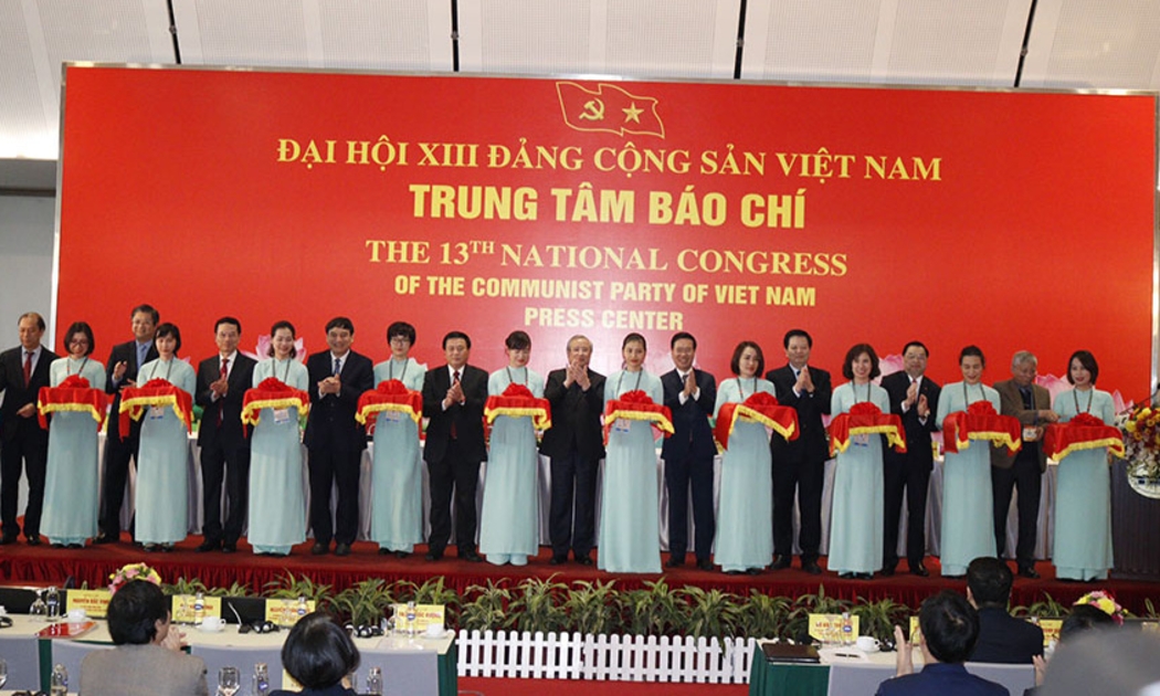 Đồng chí Trần Quốc Vượng và các đồng chí lãnh đạo cắt băng Khai trương Trung tâm Báo chí.