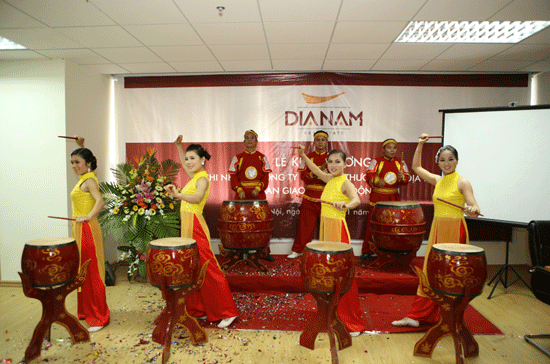 Azlogo tại một lễ khai trương sàn giao dịch bất động sản cho khách hàng.