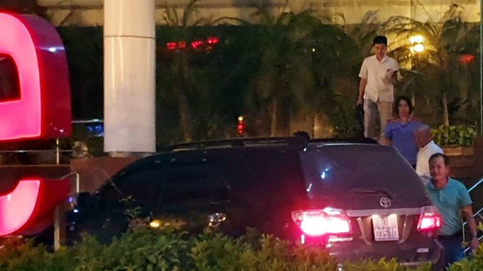 5 xe biển xanh chở cán bộ Viện kiểm sát và nhiều người đến toà nhà MobiFone lúc 19h30 ngày 26/8 - Ảnh: VnExpress.