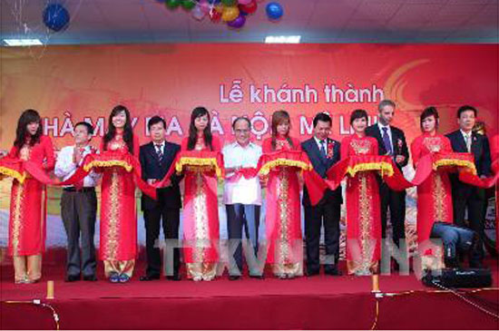 Cắt băng khánh thành nhà máy bia Hà Nội - Mê Linh.