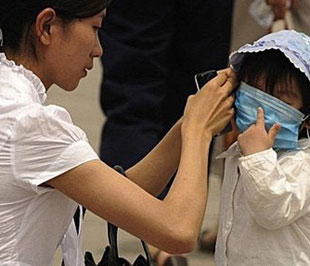 Đeo khẩu trang là một trong những biện pháp phòng nhiễm cúm A/H1N1. 