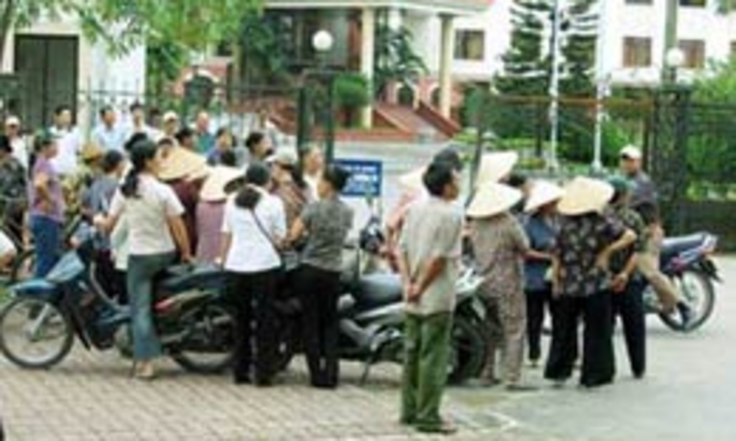 Vẫn còn nhiều đoàn khiếu nại đông người về đất đai - Ảnh VNN.