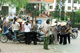 Vẫn còn nhiều đoàn khiếu nại đông người về đất đai - Ảnh VNN.
