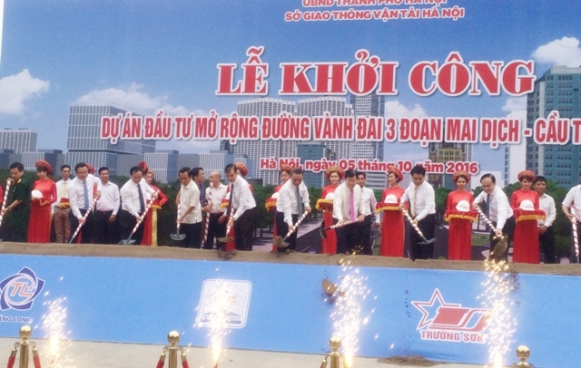 Phó thủ tướng Trịnh Đình Dũng cùng lãnh đạo Hà Nội dự lễ khởi công dự án sáng 5/10.<br>
