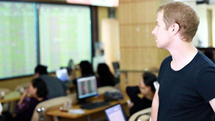 Nếu tính tổng cả 3 sàn trong phiên 24/12, nhà đầu tư nước ngoài đã bán ròng gần 800 tỷ đồng.