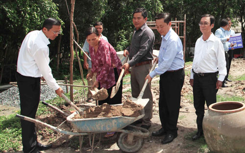 Đại diện MB và Huyện ủy huyện Đức Huệ, tỉnh Long An tại lễ khởi công công trình nhà tình nghĩa trao tặng bà Võ Thị Bèo.