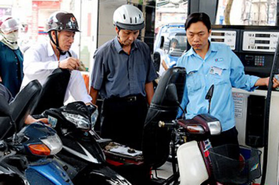 Đối với xăng dầu sản xuất hoặc nhập khẩu để bán, thời điểm tính thuế là thời điểm đầu mối kinh doanh xăng dầu bán ra.