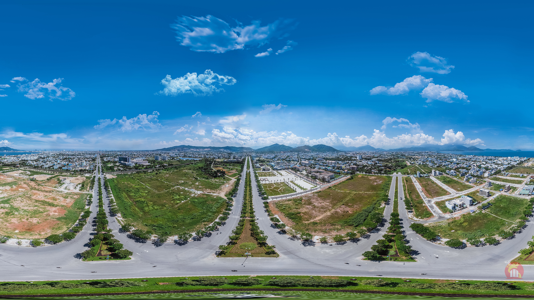 Kim Long City nằm ở trung tâm hành chính quận Liên Chiểu, cách đường Nguyễn Sinh Sắc 60m, cách đường Hoàng Thị Loan 42m nối ra ngã ba Huế.