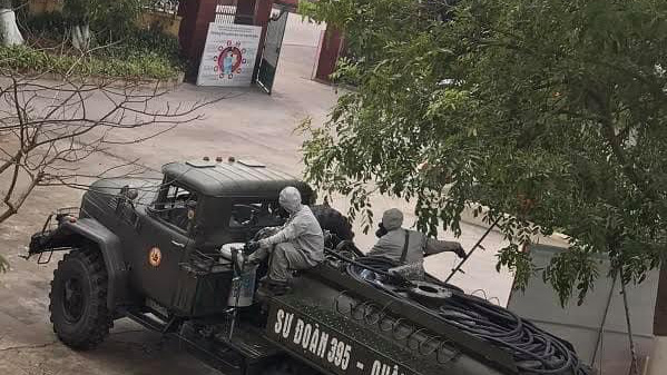 Lực lượng quân đội tiến hành phun khử khuẩn khu vực cách ly. Ảnh - Anh Văn. 

