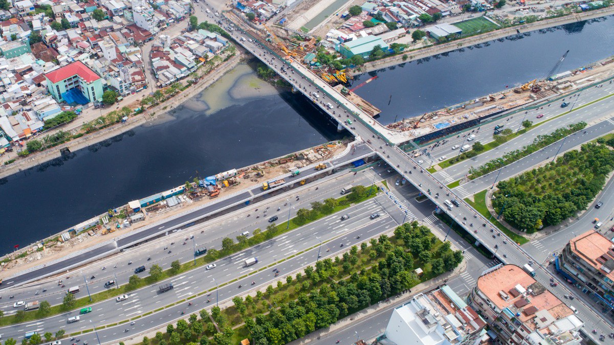 Hạ tầng Khu Tây mở rộng kéo theo sự phát triển của nhiều dự án lớn.