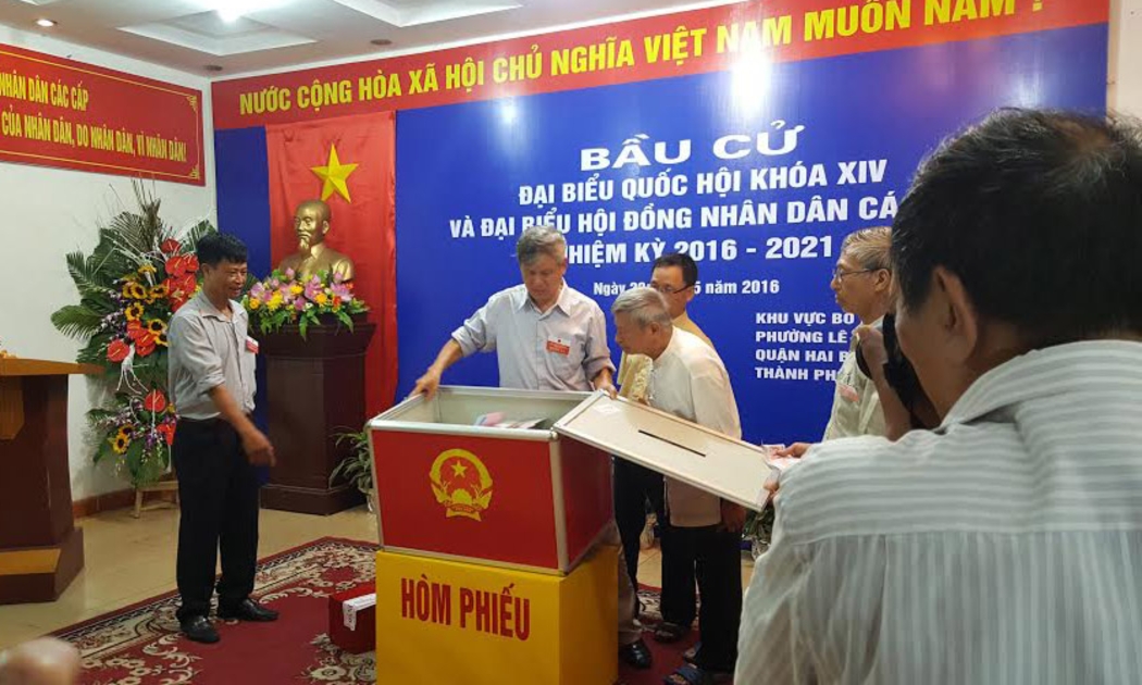 19h ngày 22/5, việc kiểm phiếu bắt đầu được tiến hành - Ảnh: ML.