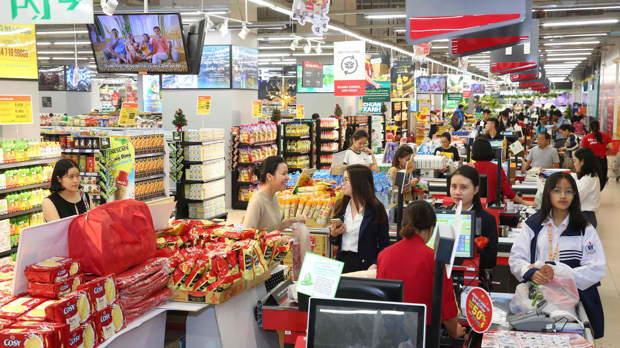 Khách hàng của VinCommerce vẫn tiếp tục được hưởng các ưu đãi của Vingroup, đặc biệt là các chính sách đặc quyền thẻ VinID dành cho khách hàng.