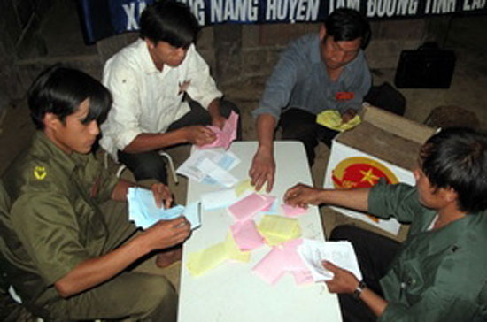 Một tổ bầu cử đang tiến hành kiểm phiếu - Ảnh: TTXVN.