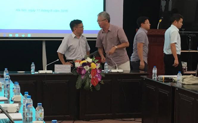 Sau khi tranh luận, ông Nguyễn Đình Cung và ông Nguyễn Đức Kiên tiếp tục trao đổi trong giờ giải lao - Ảnh: Mỹ An.