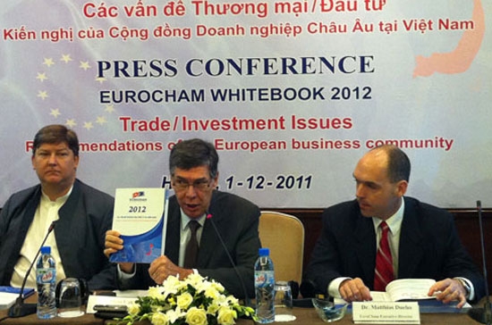 Ông Alain Cany (giữa) - Chủ tịch Eurocham: Sách trắng 2012 không có nhiều cải thiện do những khuyến nghị từ năm trước chưa được giải quyết.