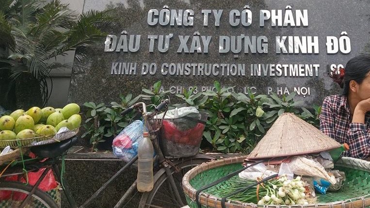 Sáng nay 6/3, đại diện khách hàng mua nhà ở dự án Discovery Complex đã tập trung tại Công ty Cổ phần Đầu tư Xây dựng Kinh đô (Kinh Do TCI Group) để kiến nghị về tình hình chậm bàn giao nhà, tự ý tăng diện tích căn hộ.
