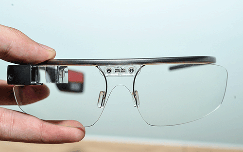 Mẫu mắt kính thông minh đầu tiên Google Glass của Google.<br>