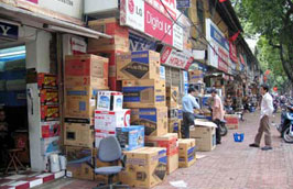 Tổ chức, cá nhân phân phối, bán lẻ chỉ được phép kinh doanh các sản phẩm đảm bảo thực hiện việc thông tin giới hạn hàm lượng cho phép của các hoá chất độc hại.