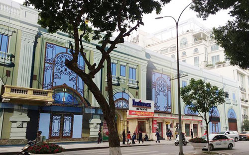 Bên ngoài dự án khách sạn tại số 22-32 Lê Thái Tổ, quận Hoàn Kiếm.<br>