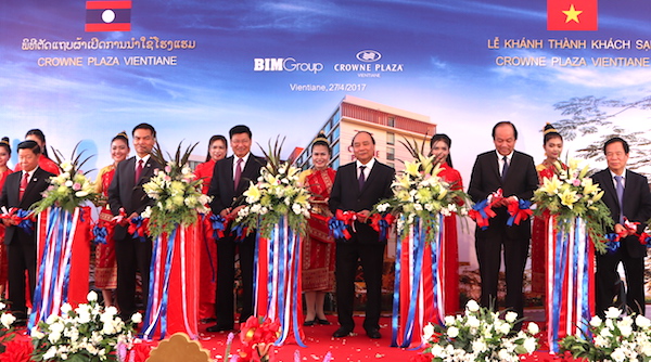 Thủ tướng Việt Nam Nguyễn Xuân Phúc và Thủ tướng Lào Thongloun Sisoulith cùng quan chức hai nước và chủ đầu tư cắt băng khánh thành khách sạn sáng 27/4.<br>