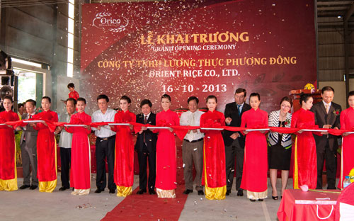 Đại diện lãnh đạo các bộ ngành, tỉnh Đồng Tháp cùng Vinafood1 và LDC cắt băng khai trương công ty ngày 16/10.<br>