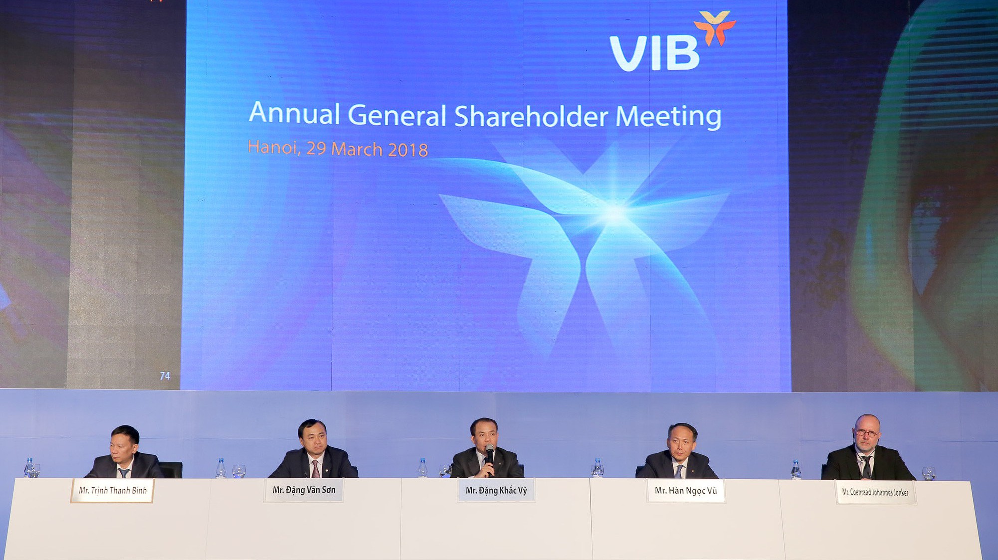 Tại đại hội, cổ đông của VIB đã thông qua báo cáo hoạt động năm 2017 và phương hướng hoạt động năm 2018 với tỷ lệ đồng ý 100%.